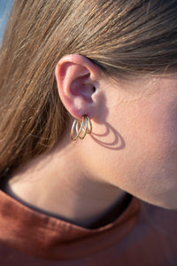Wire earrings gold