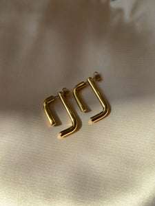Linked earrings gold