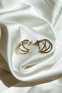 Wire earrings gold
